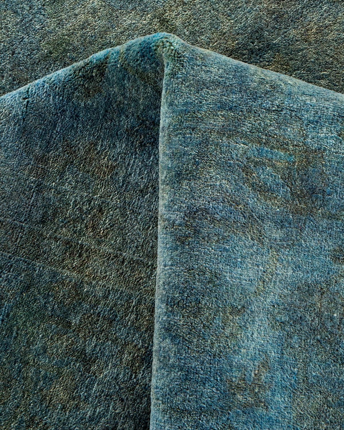 Alfombra de lana teñida a mano contemporánea azul en venta 1