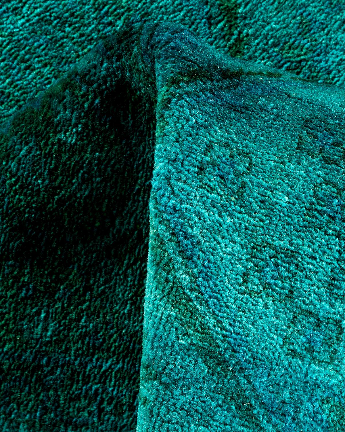 Tappeto contemporaneo in lana sovratinta annodata a mano di colore blu in vendita 1