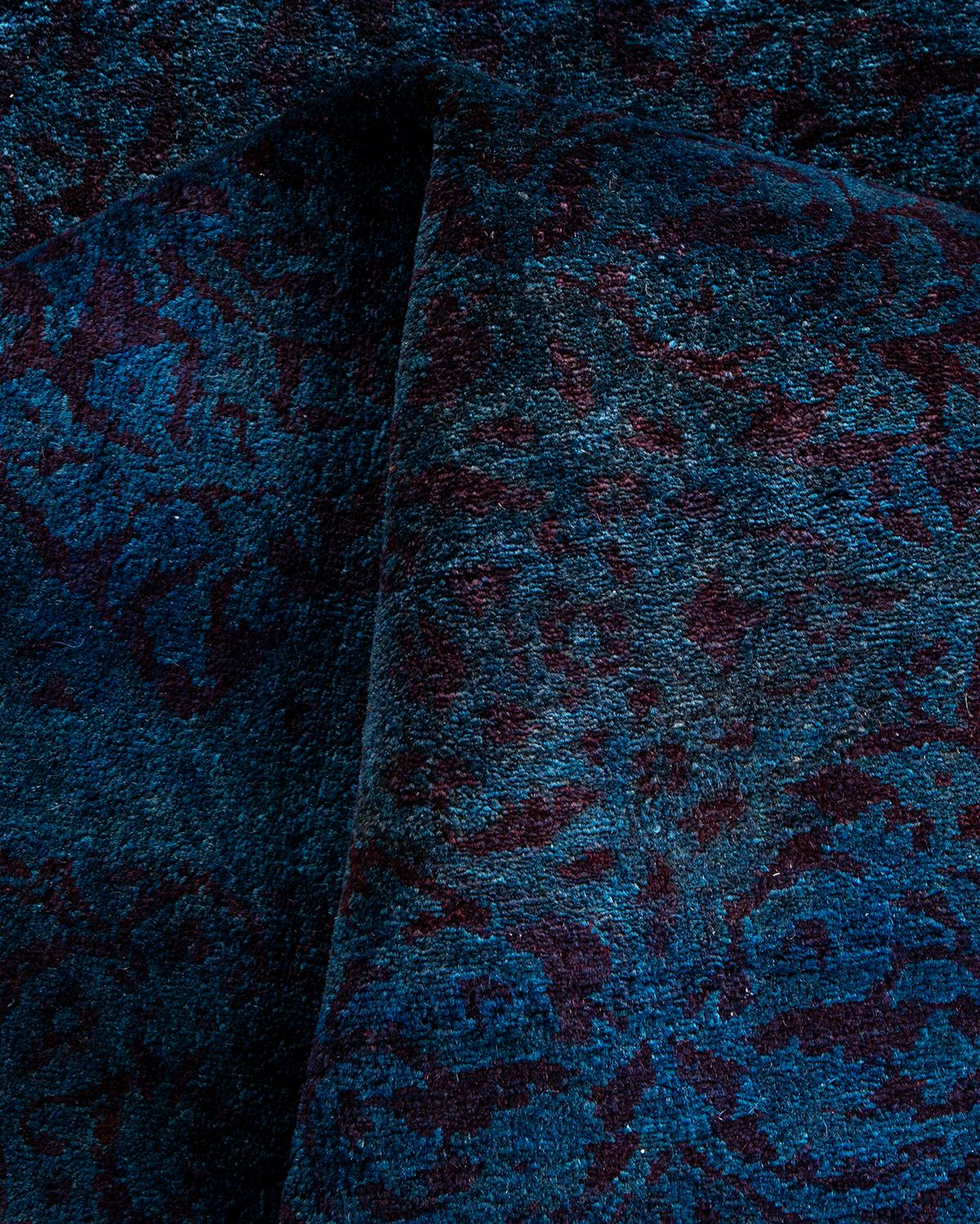 Tappeto contemporaneo in lana sovratinta annodata a mano di colore blu in vendita 1