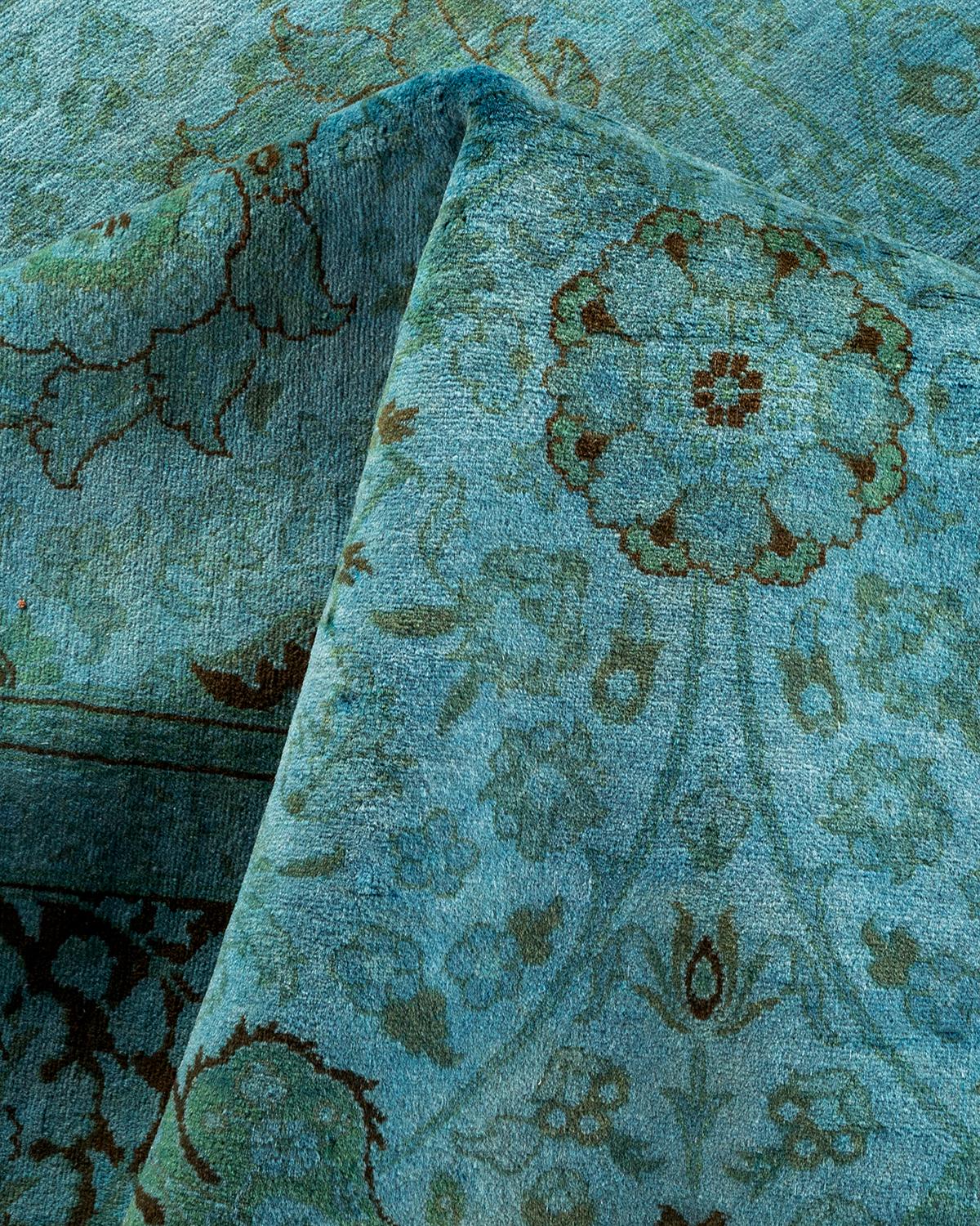 Tappeto contemporaneo in lana sovratinta annodata a mano di colore blu in vendita 1