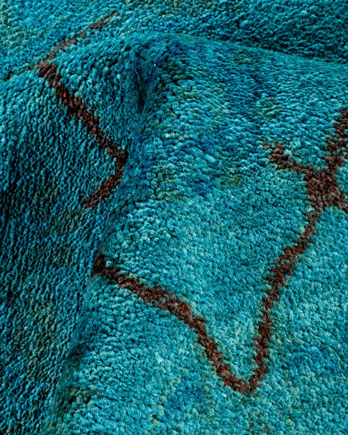 Tappeto contemporaneo in lana sovratinta annodata a mano di colore blu in vendita 1