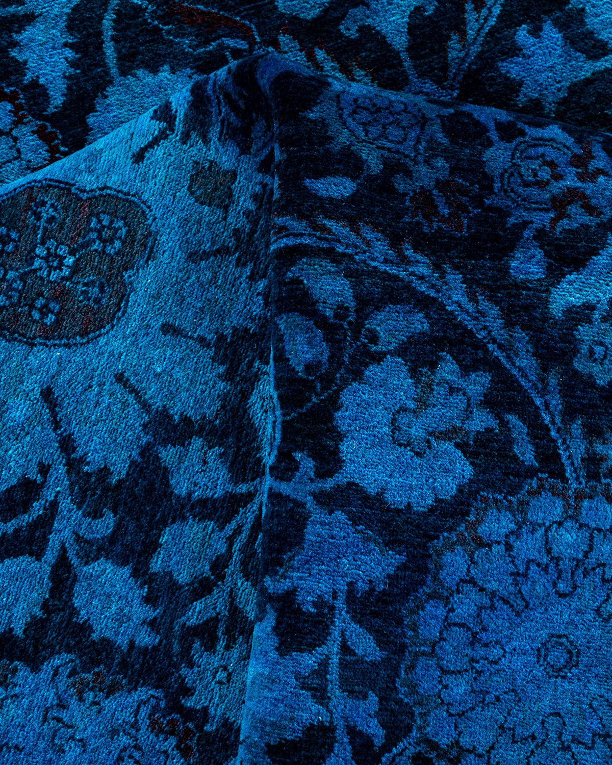 Tappeto contemporaneo in lana sovratinta annodata a mano di colore blu in vendita 1