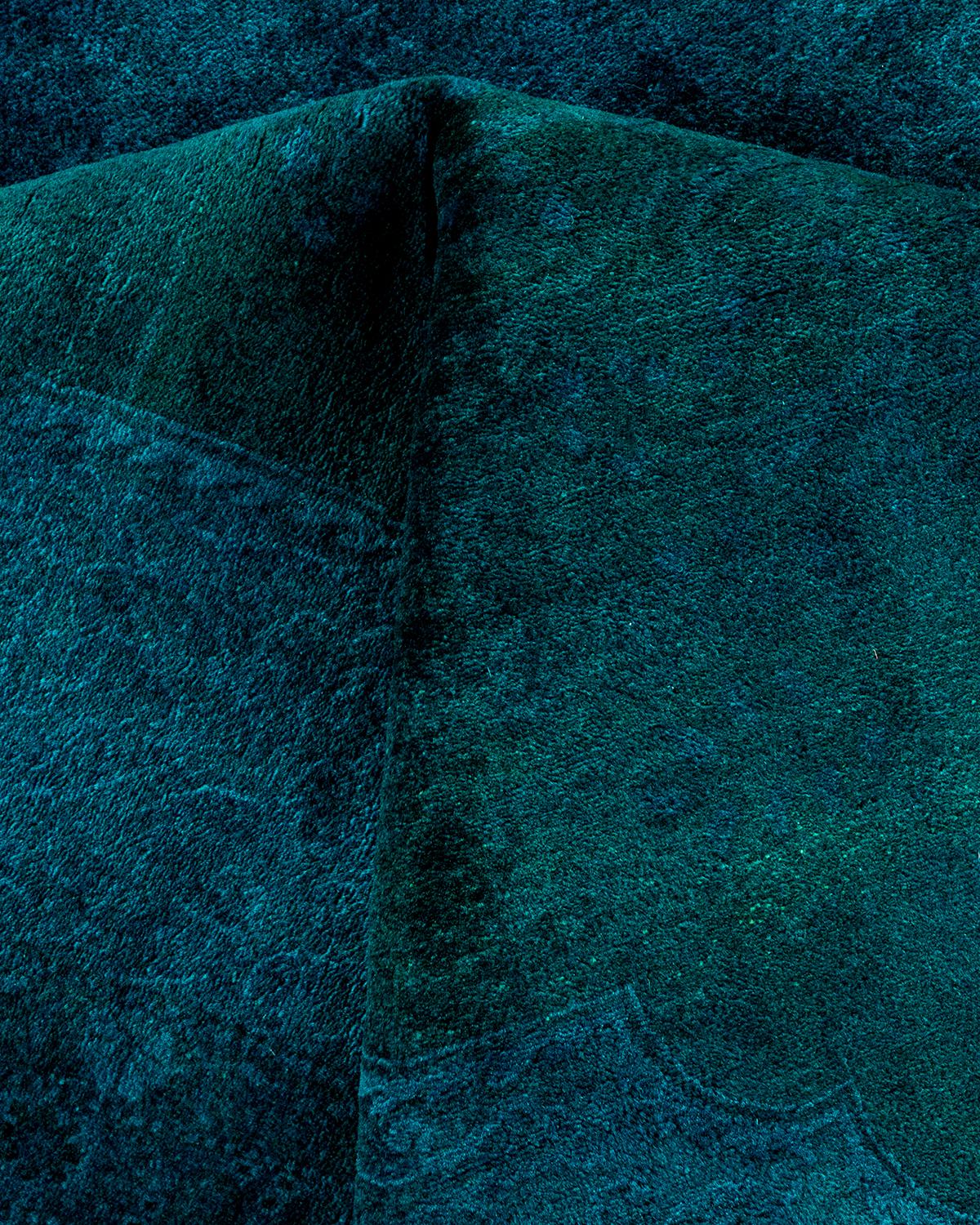 Tappeto contemporaneo in lana sovratinta annodata a mano di colore blu in vendita 1