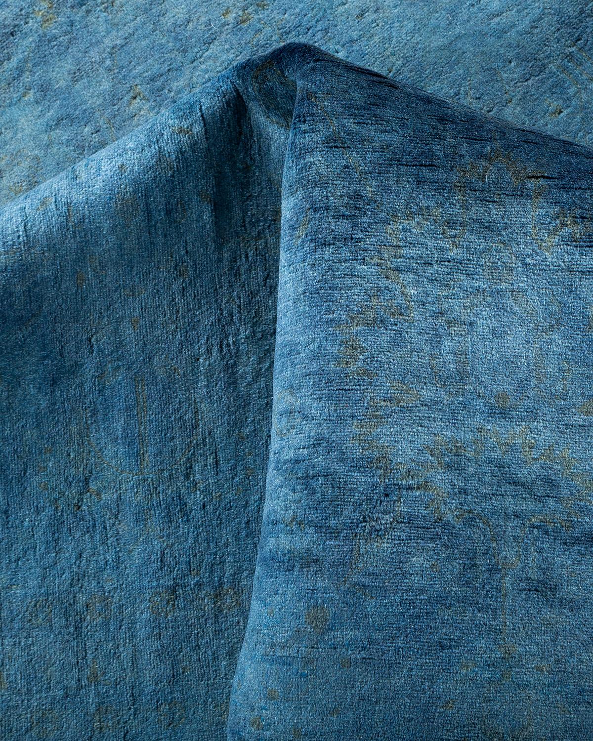 Tappeto contemporaneo in lana sovratinta annodata a mano di colore blu in vendita 1