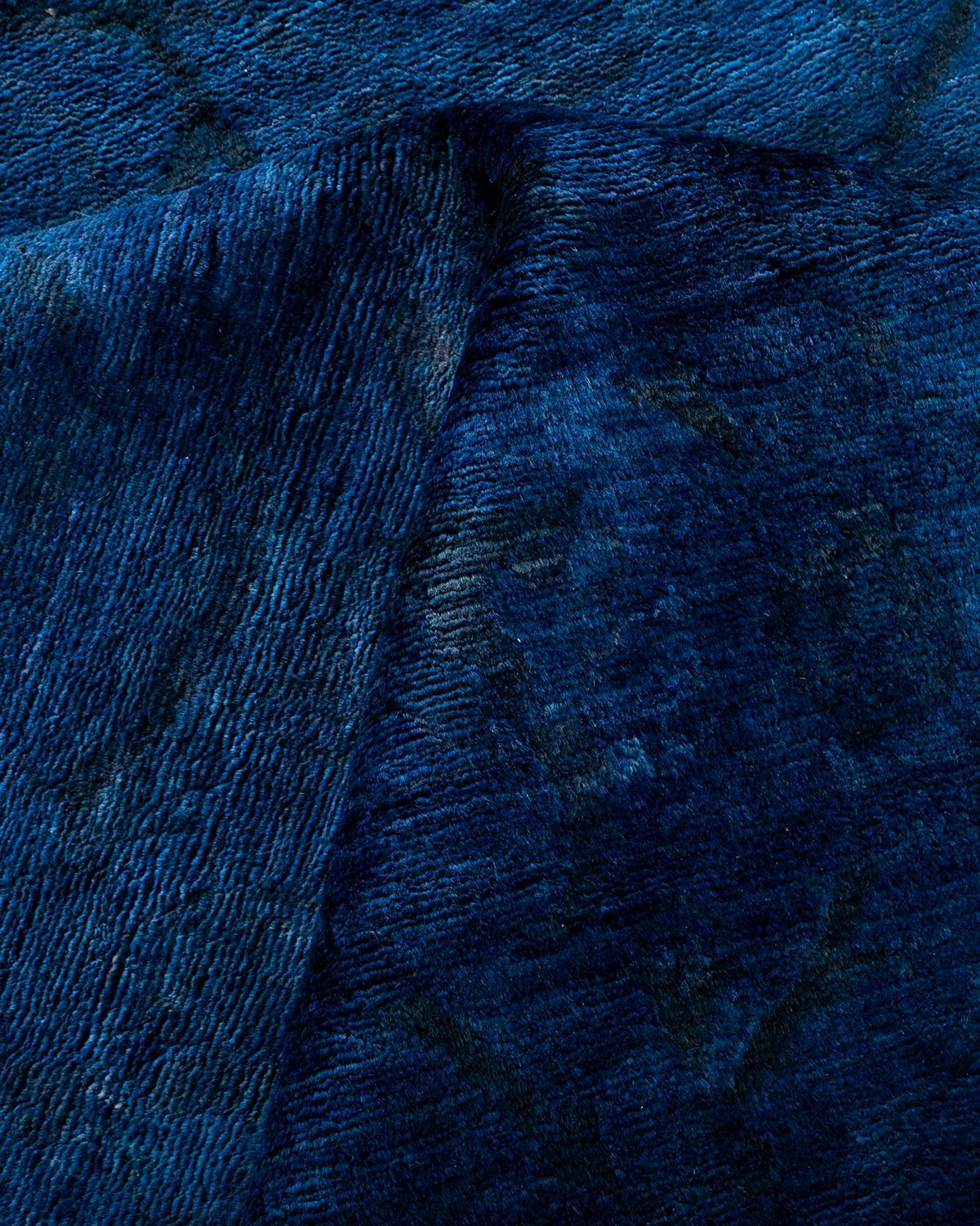 Alfombra de lana teñida a mano contemporánea azul en venta 1