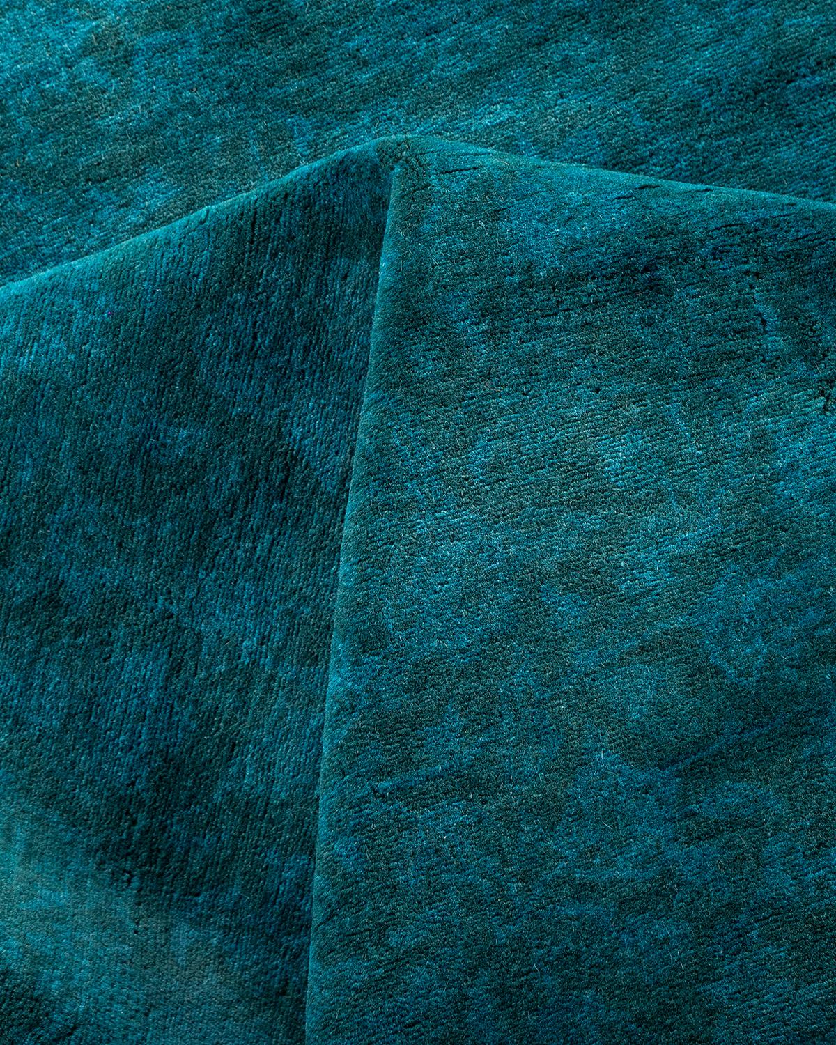 Tappeto contemporaneo in lana sovratinta annodata a mano di colore blu in vendita 1