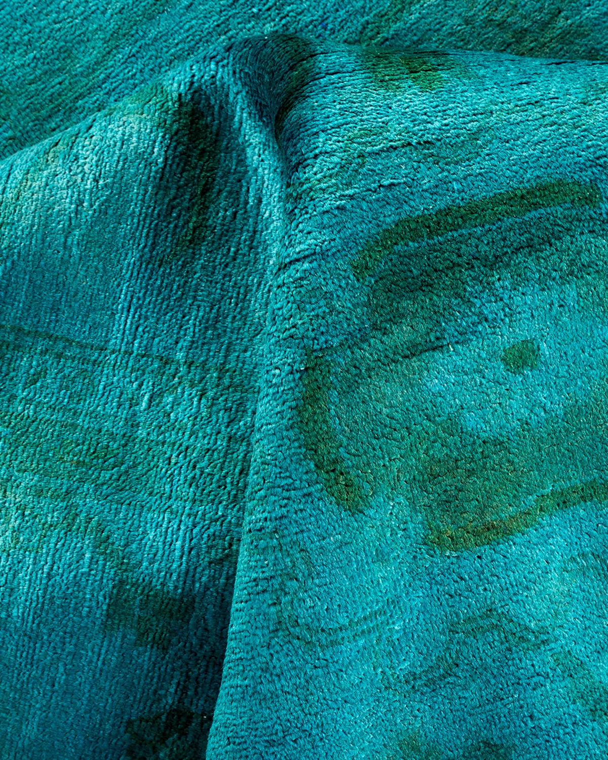 Tappeto contemporaneo in lana sovratinta annodata a mano di colore blu in vendita 1