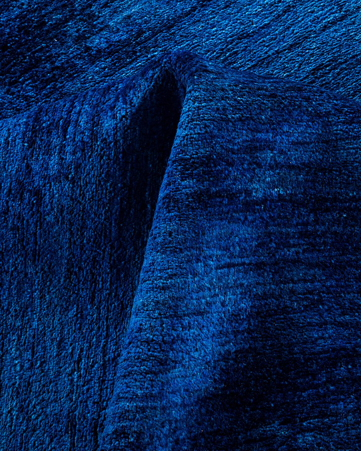 Tappeto contemporaneo in lana sovratinta annodata a mano di colore blu in vendita 1