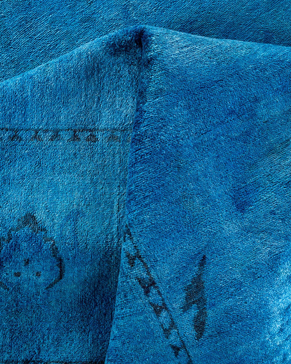 Tappeto contemporaneo in lana sovratinta annodata a mano di colore blu in vendita 1