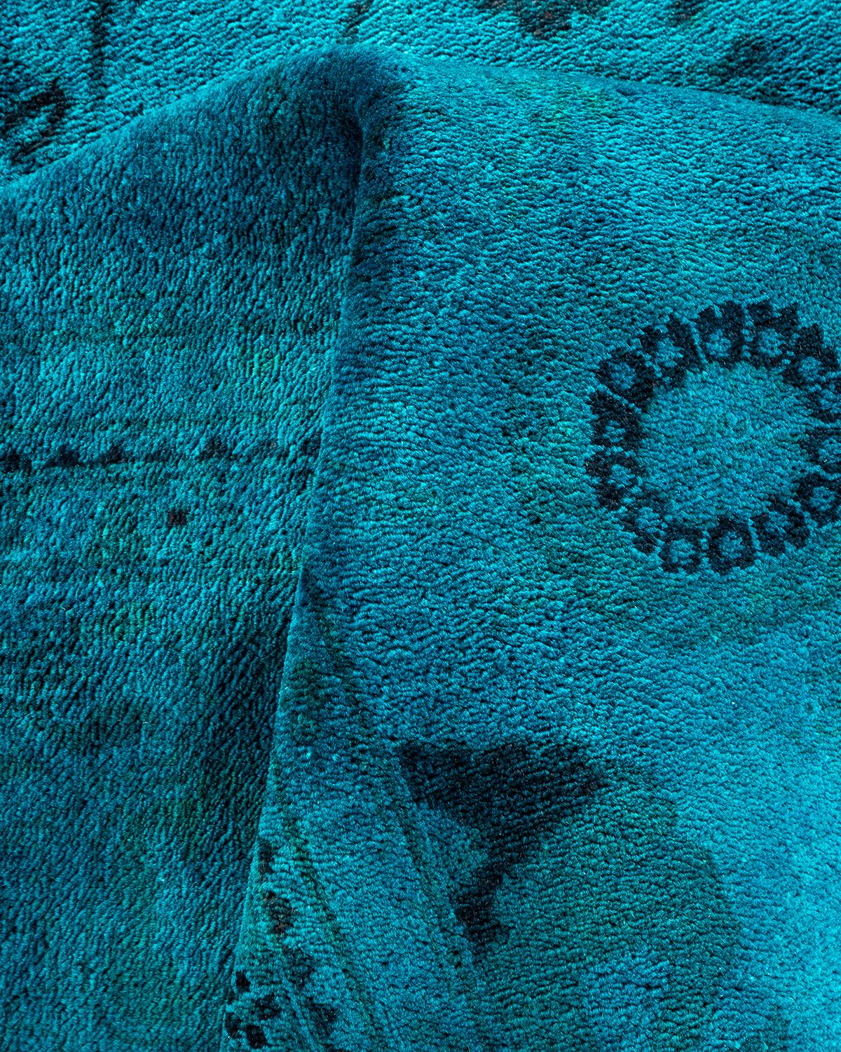 Tappeto contemporaneo in lana sovratinta annodata a mano di colore blu in vendita 1
