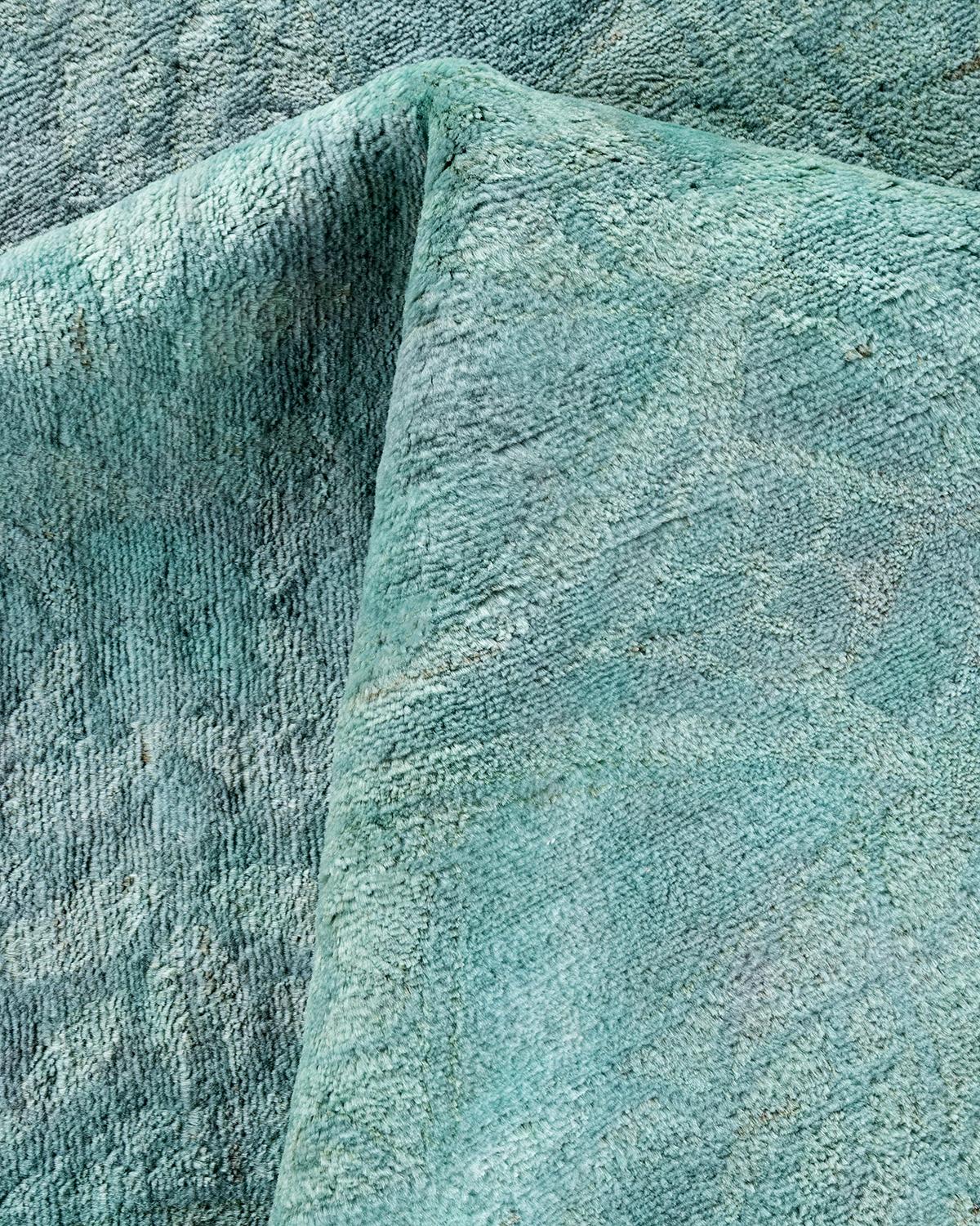 Tappeto contemporaneo in lana sovratinta annodata a mano di colore blu in vendita 1