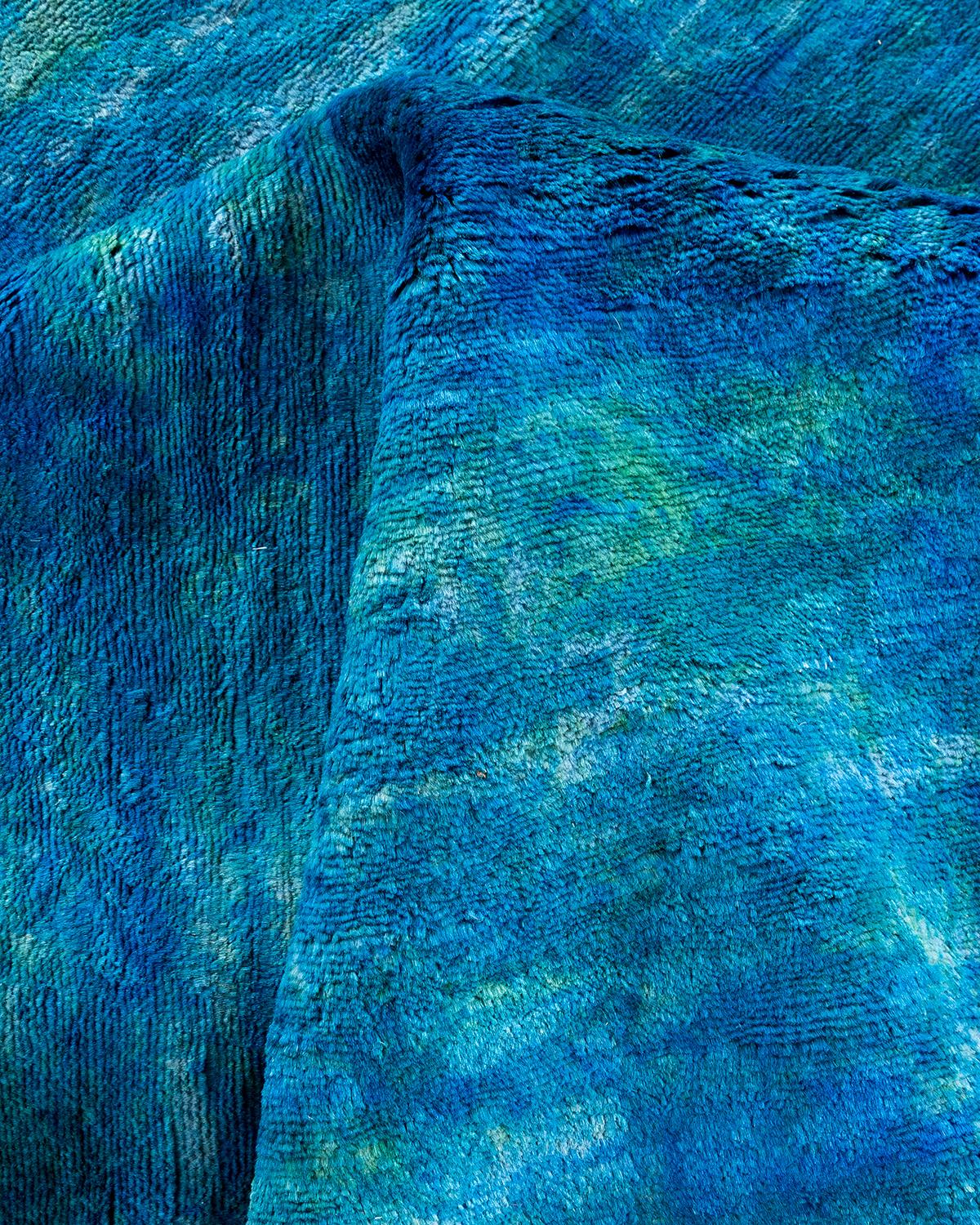 Tappeto contemporaneo in lana sovratinta annodata a mano di colore blu in vendita 1