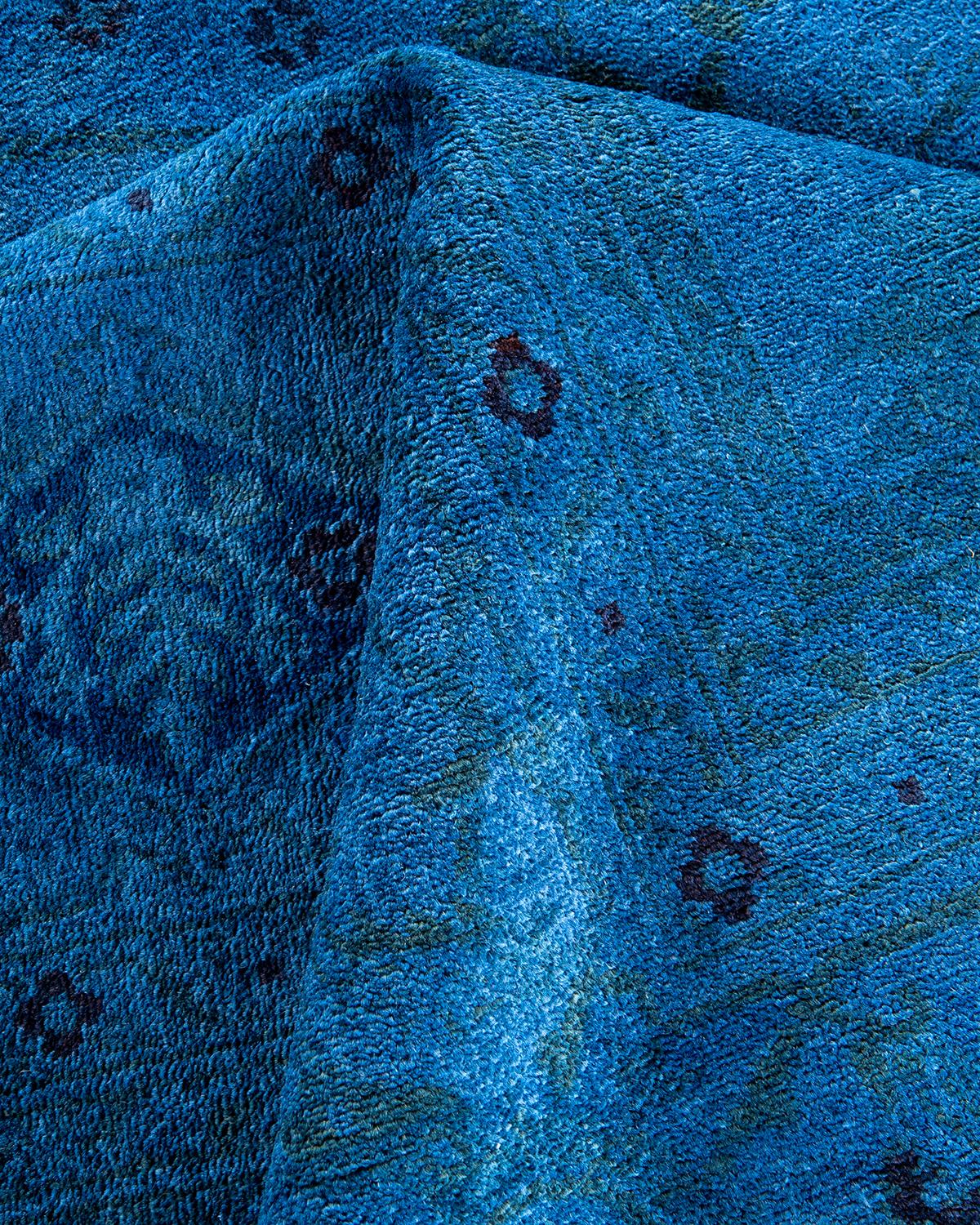 Tappeto contemporaneo in lana sovratinta annodata a mano di colore blu in vendita 1