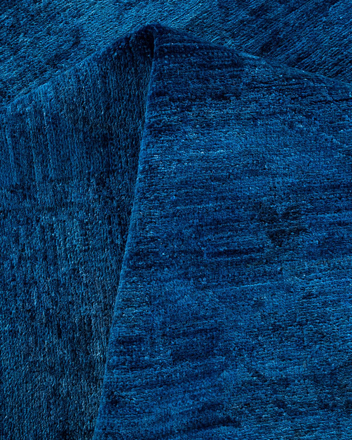 Tappeto contemporaneo in lana sovratinta annodata a mano di colore blu in vendita 1
