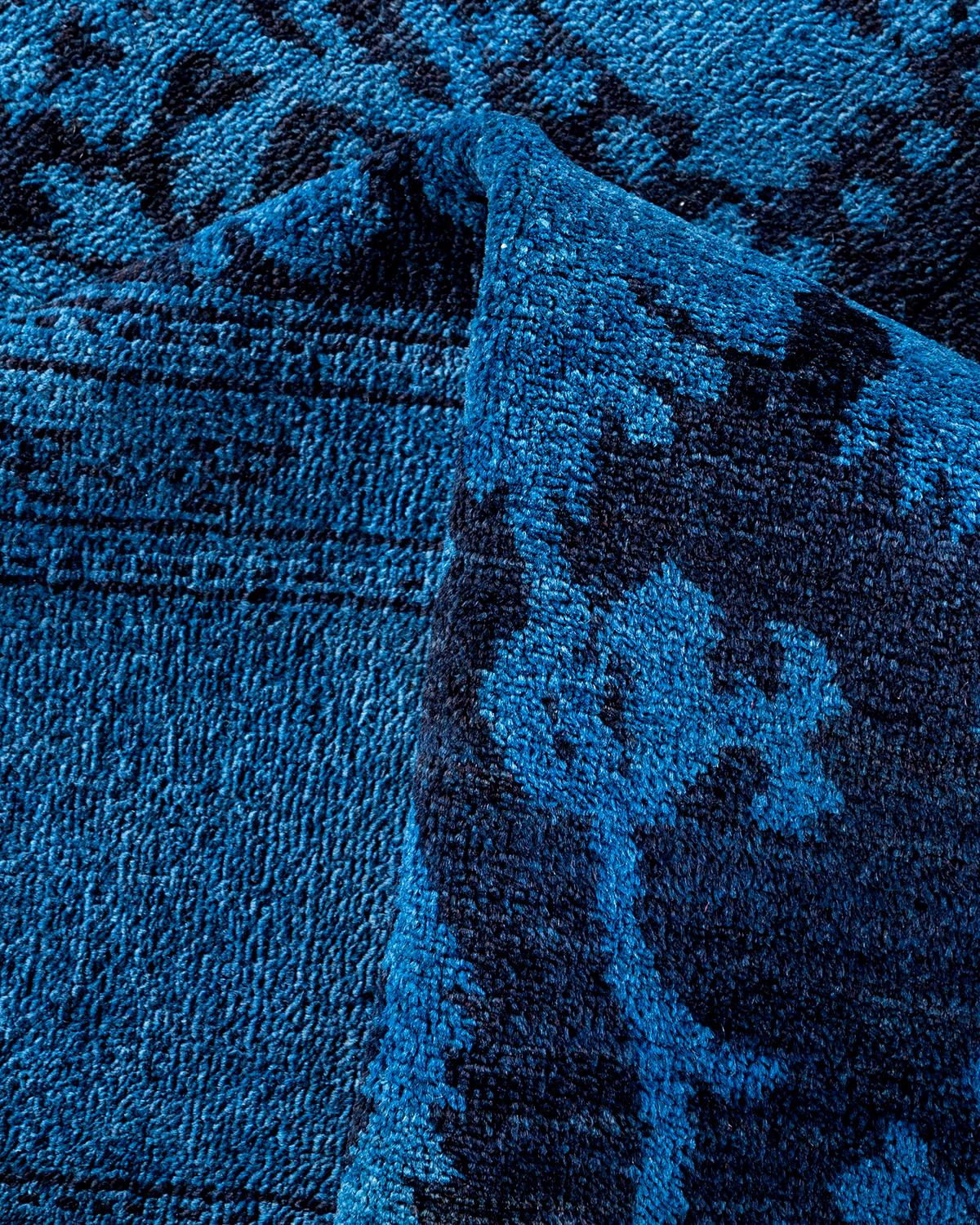 Tappeto contemporaneo in lana sovratinta annodata a mano di colore blu in vendita 1