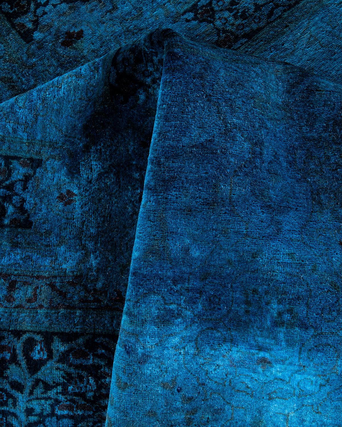 Tappeto contemporaneo in lana sovratinta annodata a mano di colore blu in vendita 1