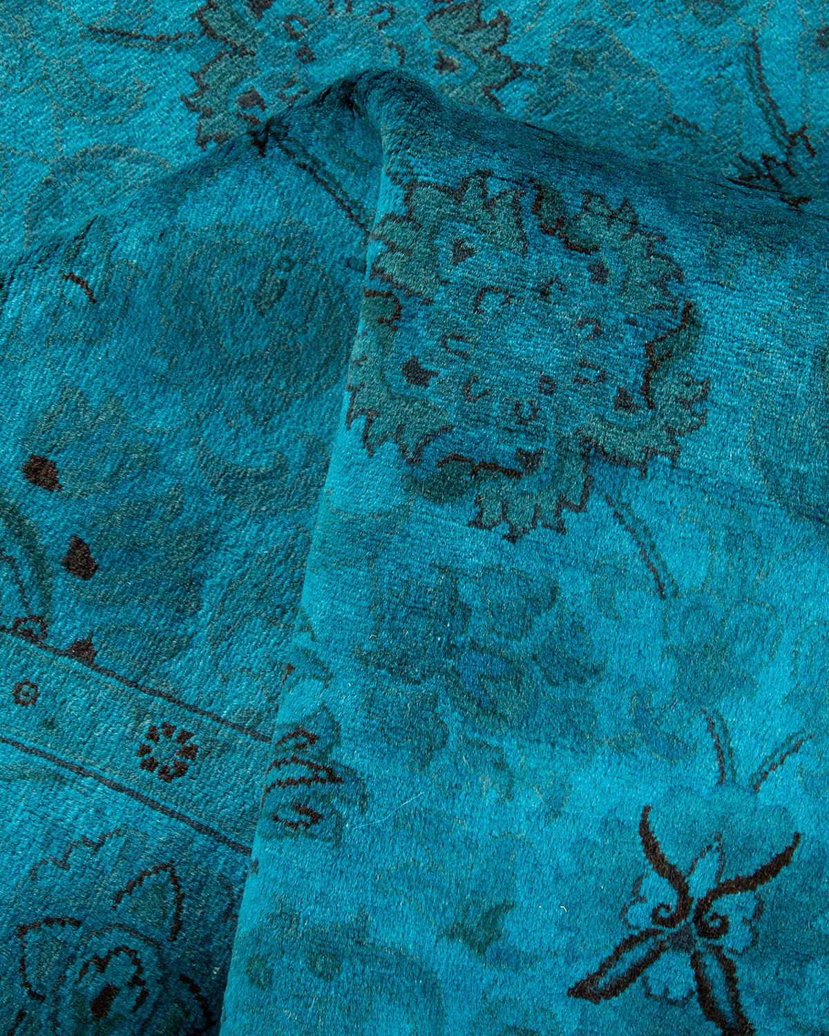 Tappeto contemporaneo in lana sovratinta annodata a mano di colore blu in vendita 1
