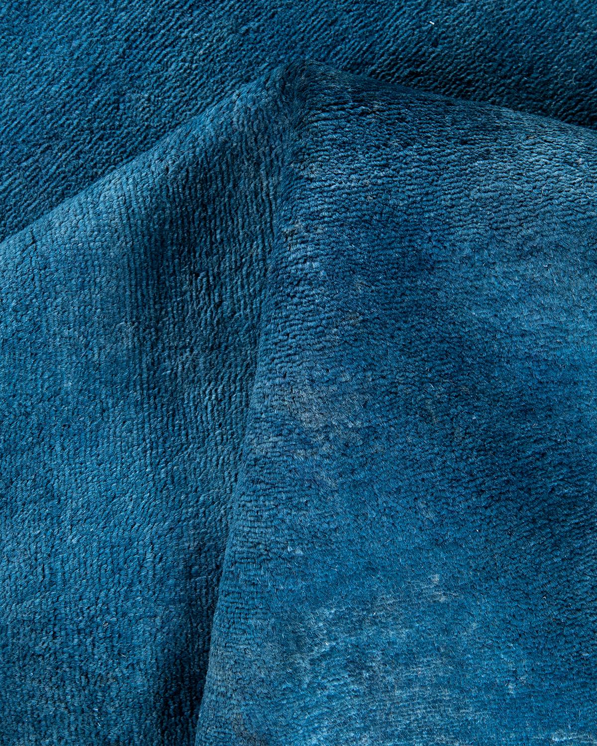 Tappeto contemporaneo in lana sovratinta annodata a mano di colore blu in vendita 1