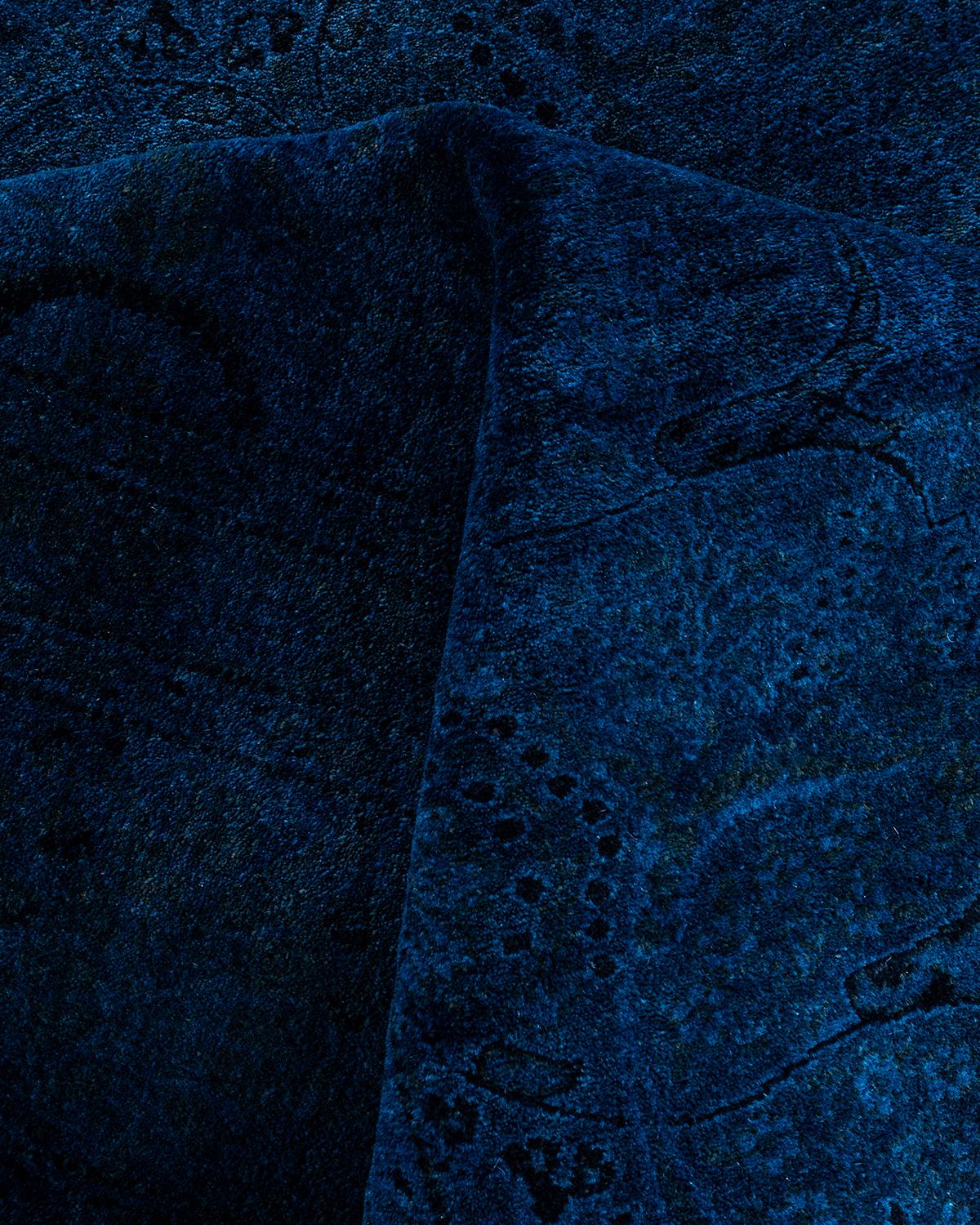 Alfombra de lana teñida a mano contemporánea azul en venta 1