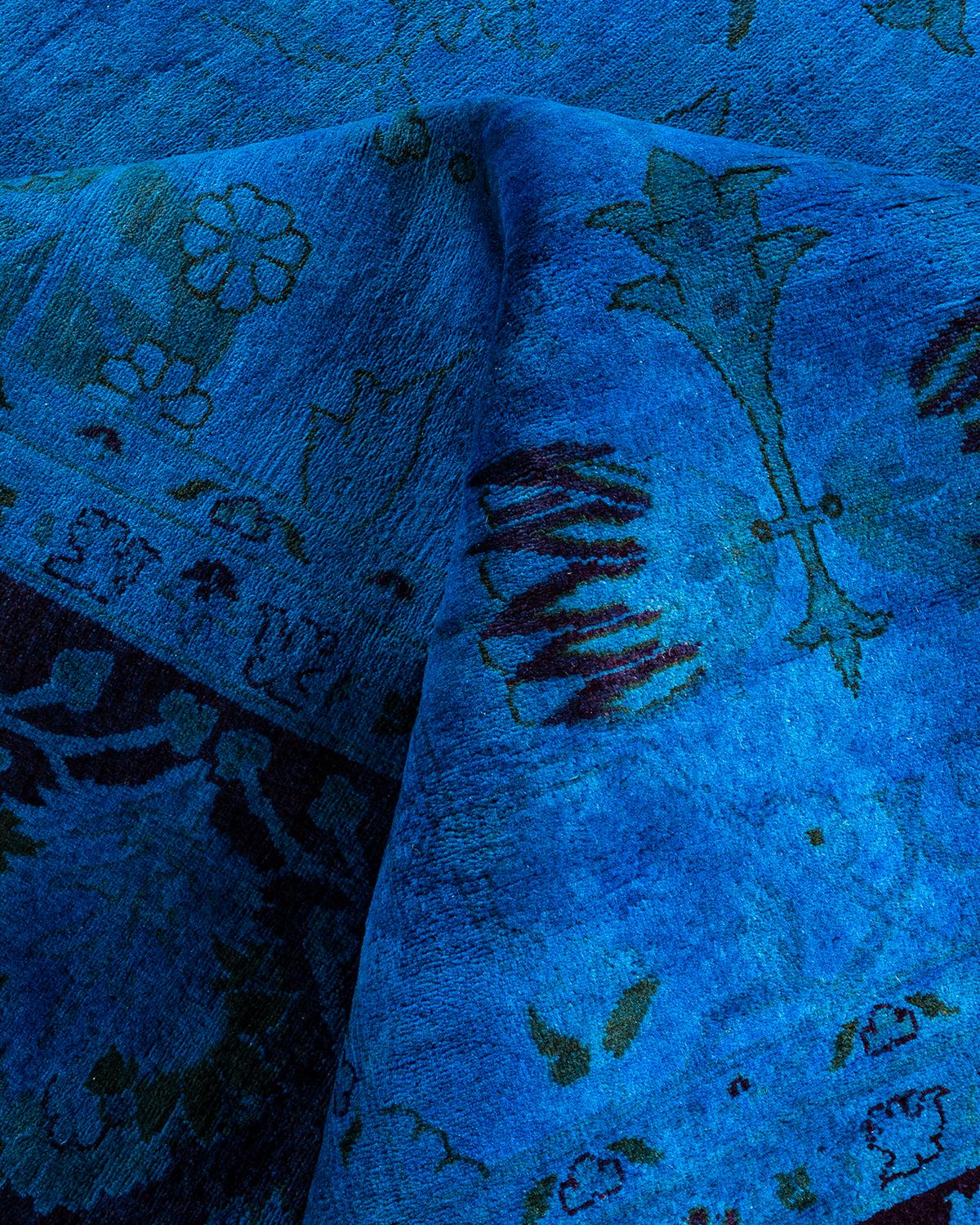 Tappeto contemporaneo in lana sovratinta annodata a mano di colore blu in vendita 1
