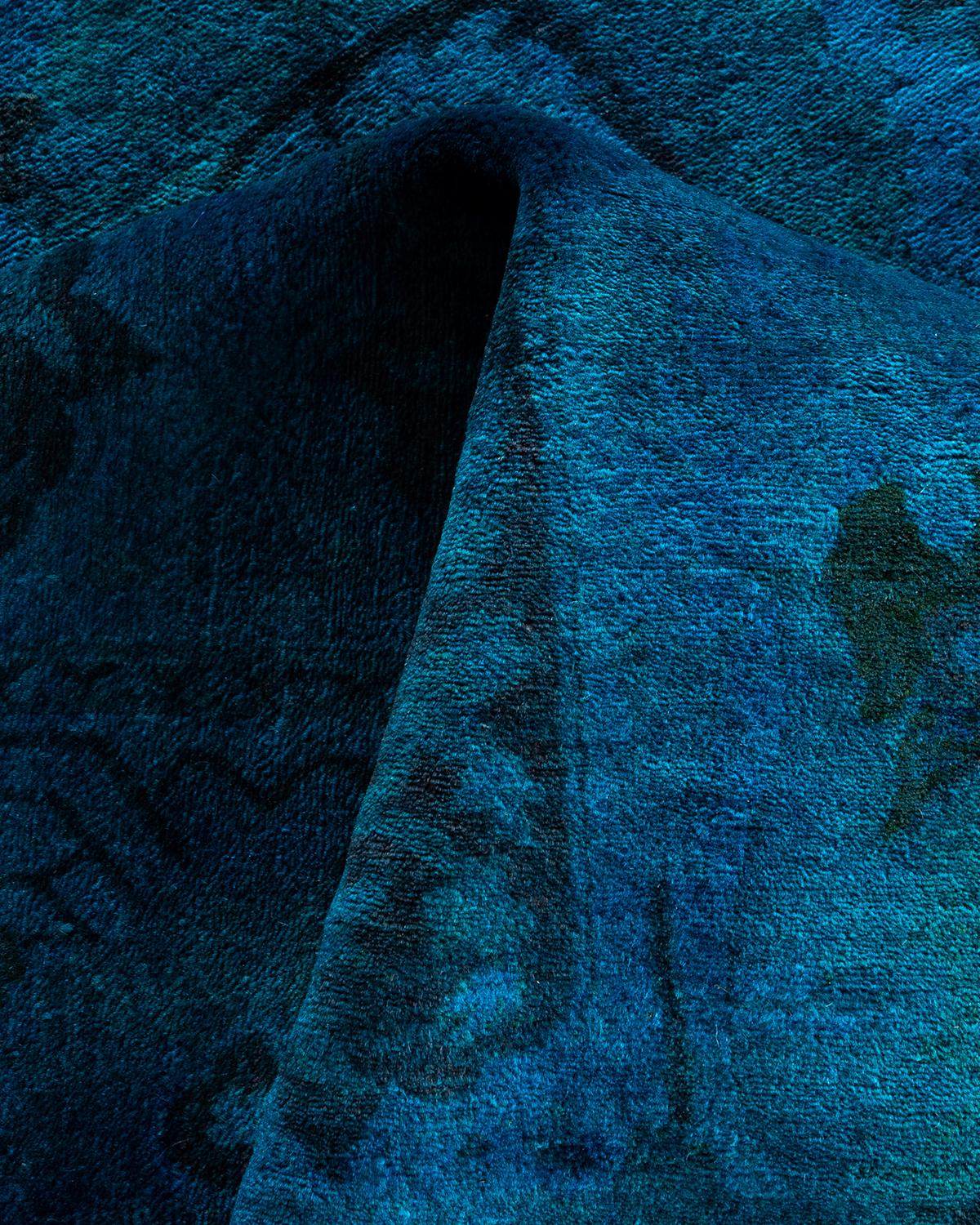 Tappeto contemporaneo in lana sovratinta annodata a mano di colore blu in vendita 1