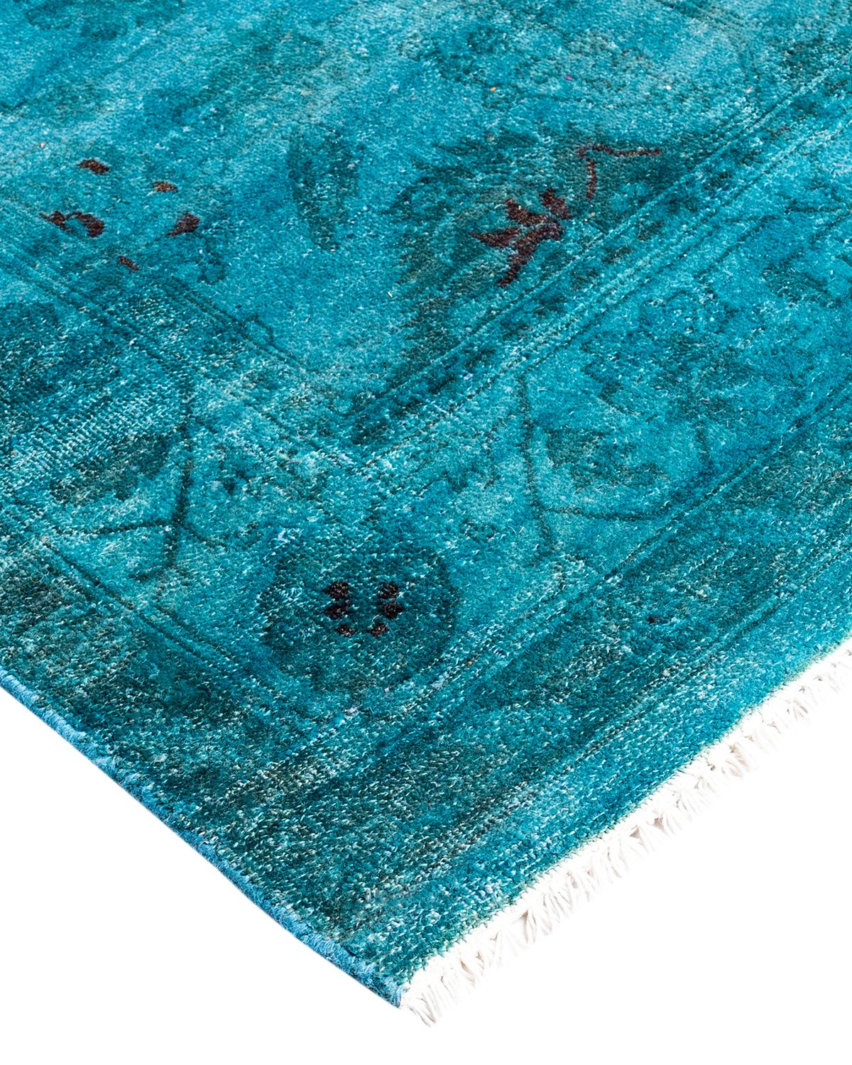 Les tapis Vibrance incarnent le classique avec une touche d'originalité : des motifs traditionnels surteints dans des couleurs éclatantes. Chaque tapis noué à la main est lavé dans une teinture botanique 100 % naturelle qui révèle les nuances