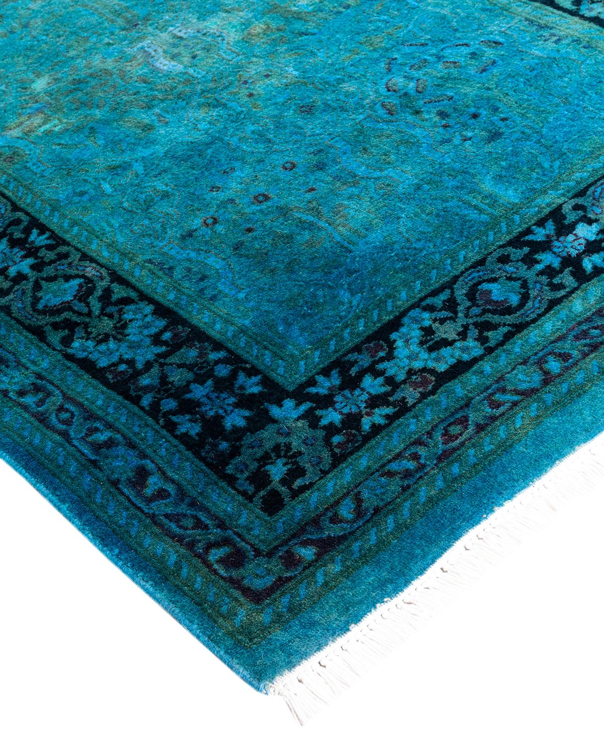 Les tapis Vibrance incarnent le classique avec une touche d'originalité : des motifs traditionnels surteints dans des couleurs éclatantes. Chaque tapis noué à la main est lavé dans une teinture botanique 100 % naturelle qui révèle les nuances