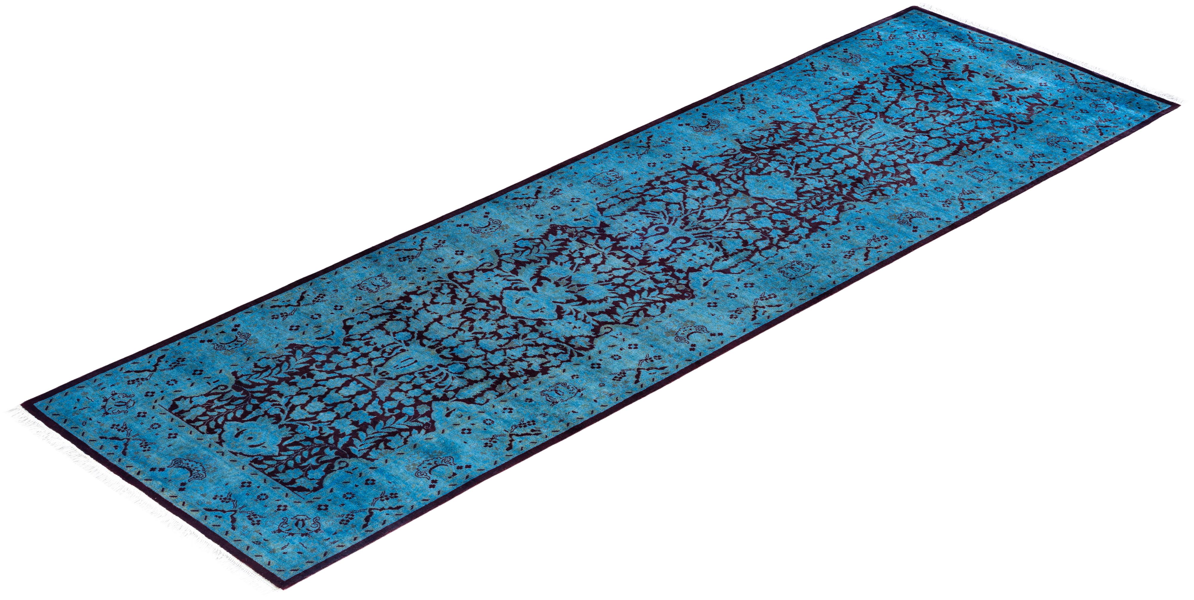 Contemporary Runner in lana blu sovratinto a mano 2' 6