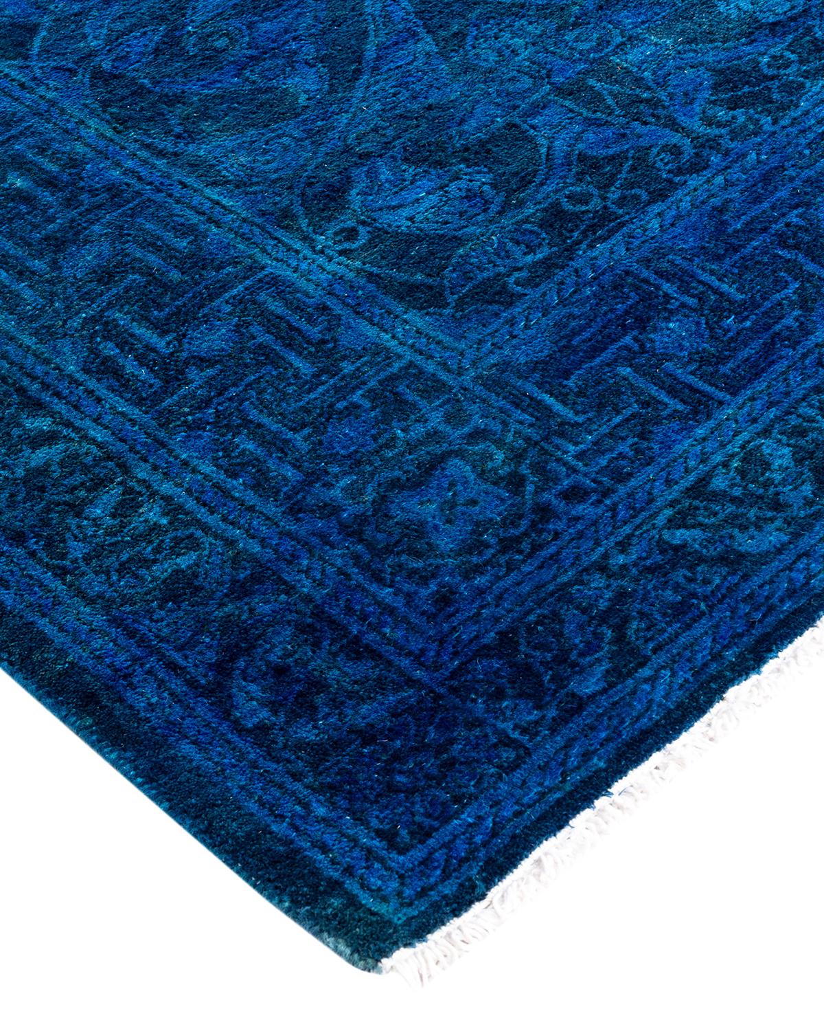 Les tapis Vibrance incarnent le classique avec une touche d'originalité : des motifs traditionnels surteints dans des couleurs éclatantes. Chaque tapis noué à la main est lavé dans une teinture botanique 100 % naturelle qui révèle les nuances