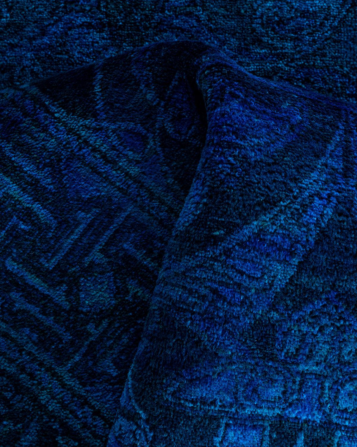 Chemin de table contemporain en laine surteinte nouée à la main, bleu 2' 7
