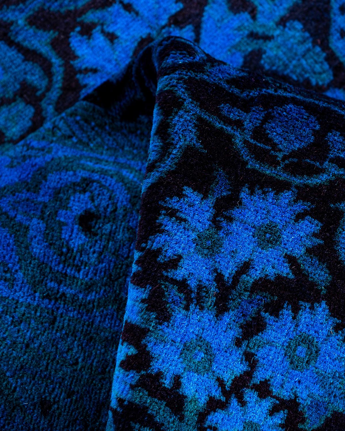 Contemporary Runner in lana blu sovratinto a mano 2' 7