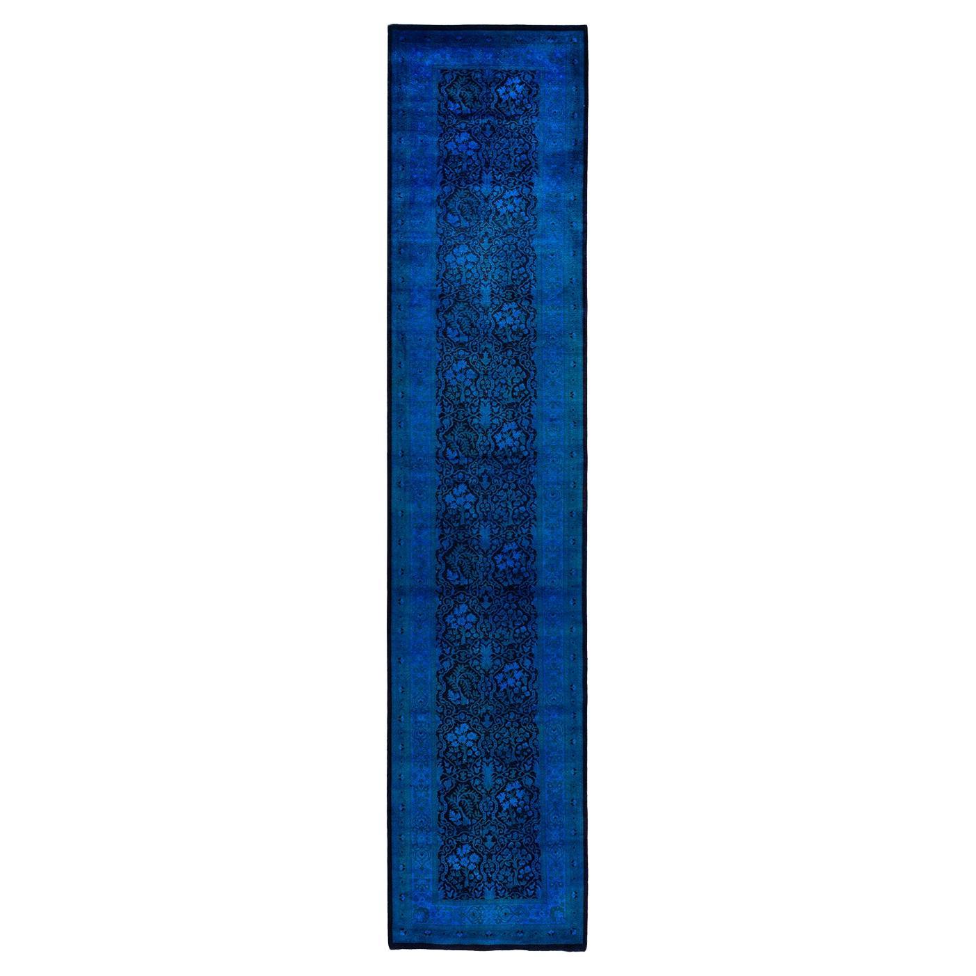 Tapis contemporain en laine surteinte nouée à la main bleu 2' 7" x 12' 3"