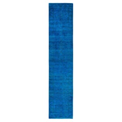 Chemin de table contemporain en laine surteinte nouée à la main, bleu 2' 7" x 12' 8".