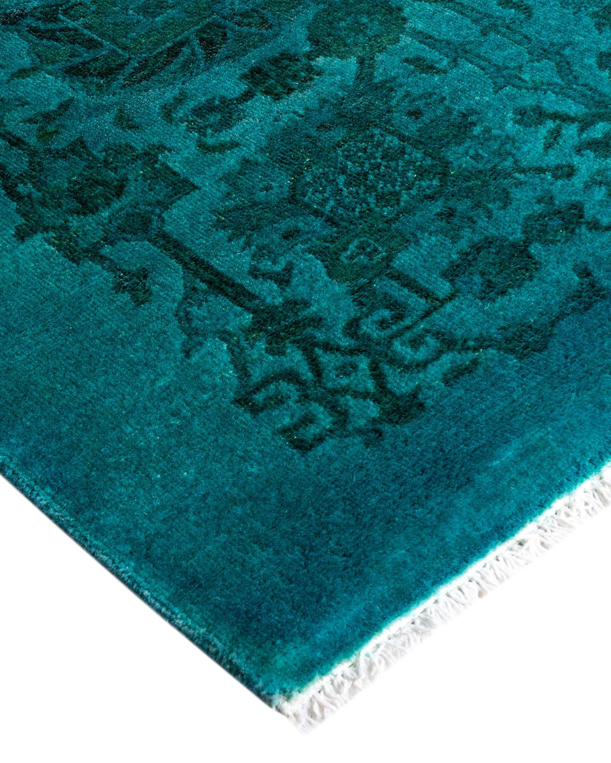 I tappeti Vibrance rappresentano il classico con un tocco di classe: motivi tradizionali sovratinti con colori brillanti. Ogni tappeto annodato a mano viene lavato con una tintura botanica 100% naturale che rivela le sfumature nascoste degli am