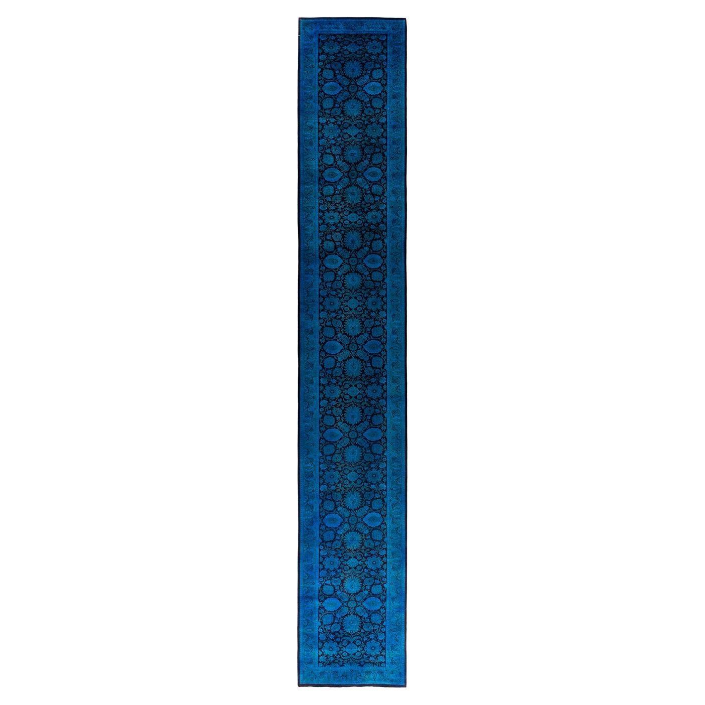 Tapis contemporain en laine surteinte nouée à la main bleu 2' 7" x 17' 6"
