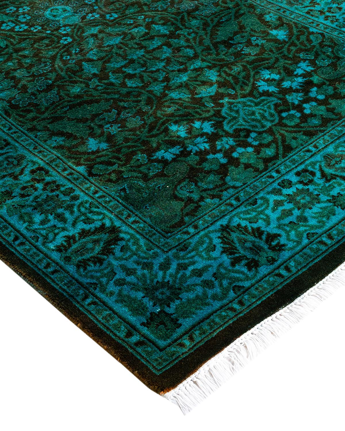 Les tapis Vibrance incarnent le classique avec une touche d'originalité : des motifs traditionnels surteints dans des couleurs éclatantes. Chaque tapis noué à la main est lavé dans une teinture botanique 100 % naturelle qui révèle les nuances