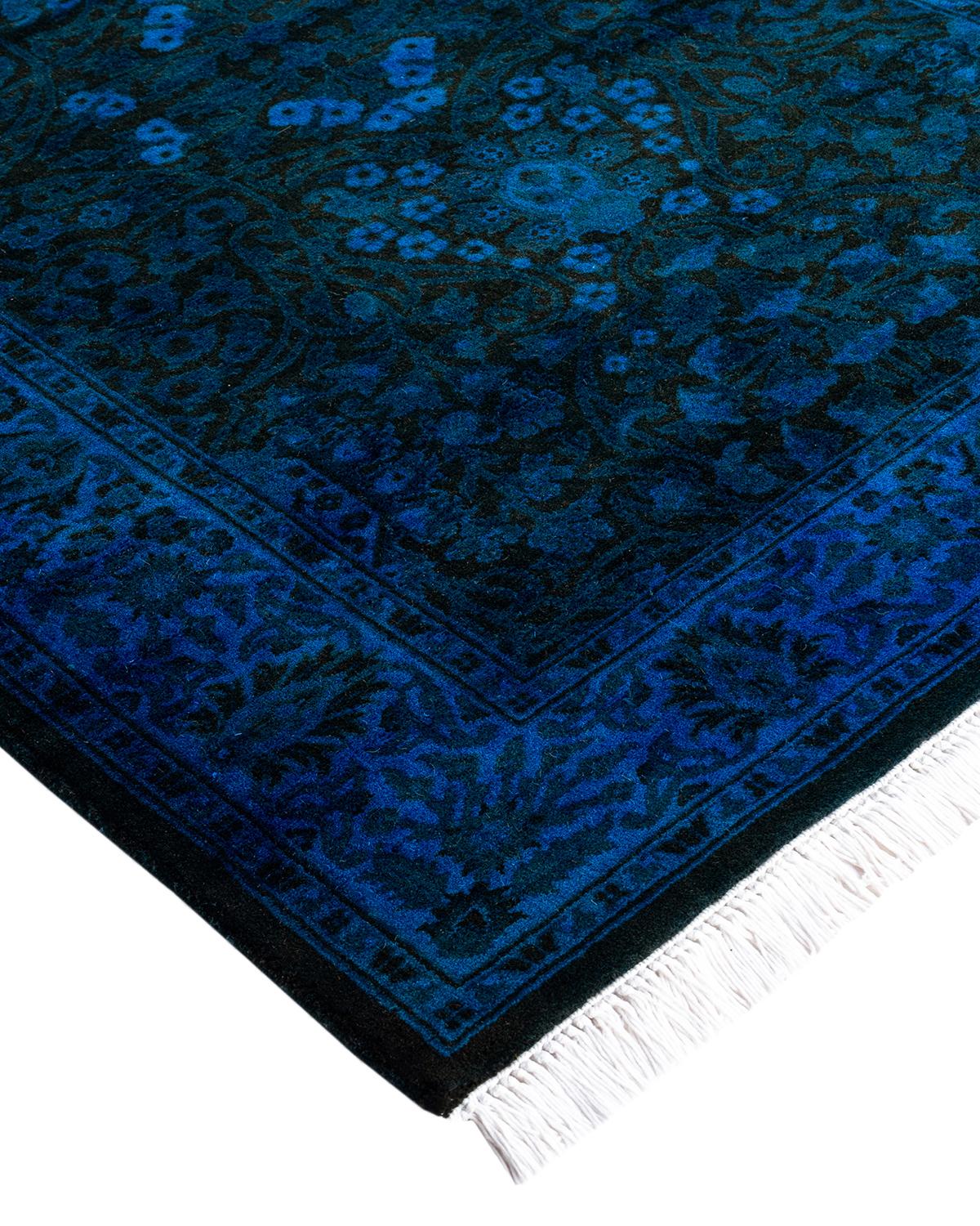Les tapis Vibrance incarnent le classique avec une touche d'originalité : des motifs traditionnels surteints dans des couleurs éclatantes. Chaque tapis noué à la main est lavé dans une teinture botanique 100 % naturelle qui révèle les nuances