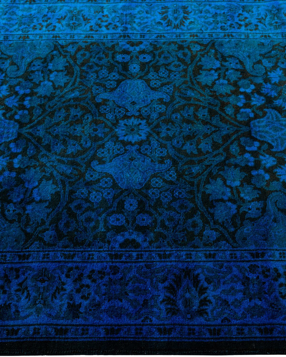 Chemin de table contemporain en laine surteinte nouée à la main, bleu 2' 8