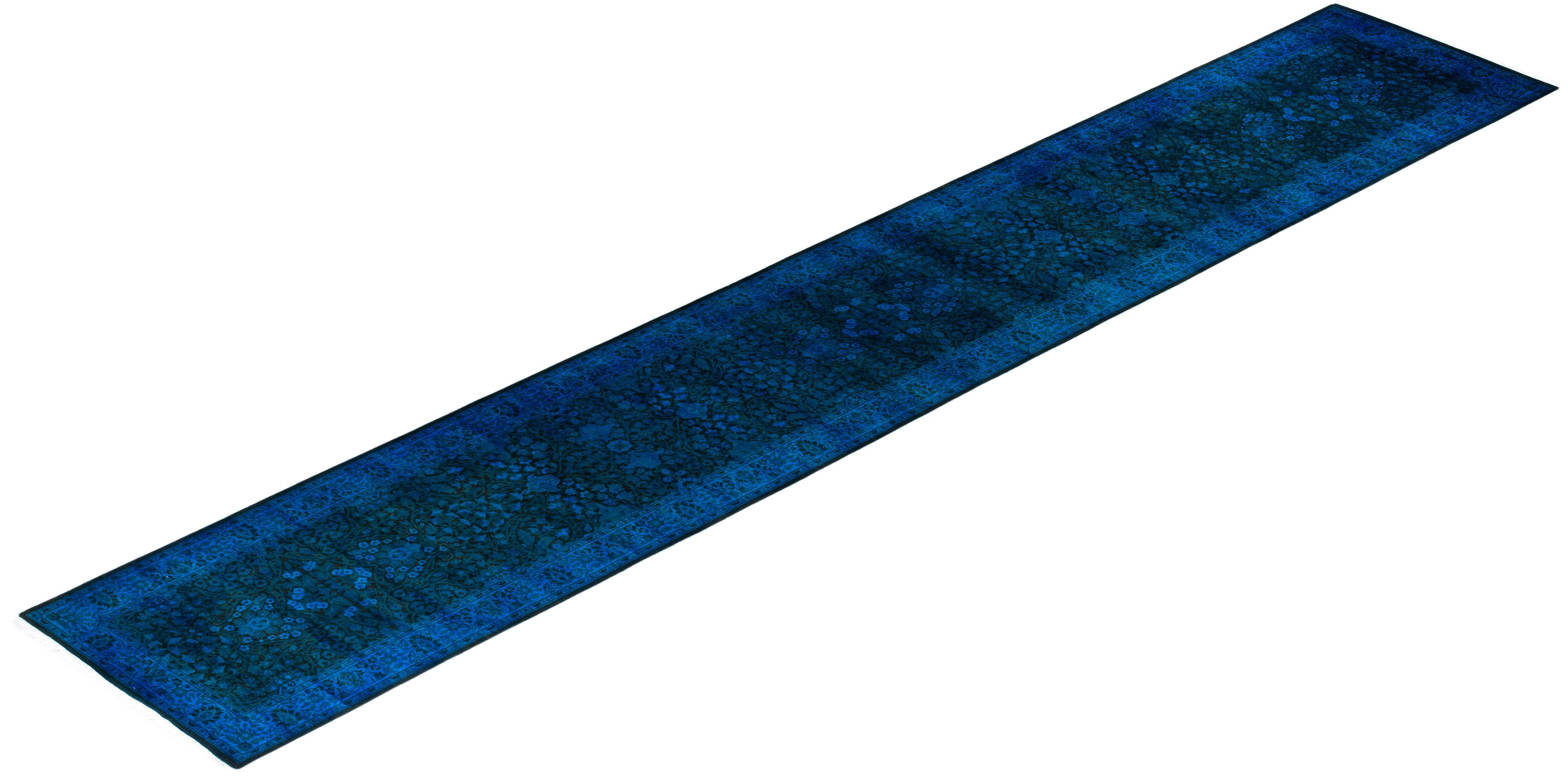 Chemin de table contemporain en laine surteinte nouée à la main, bleu 2' 8