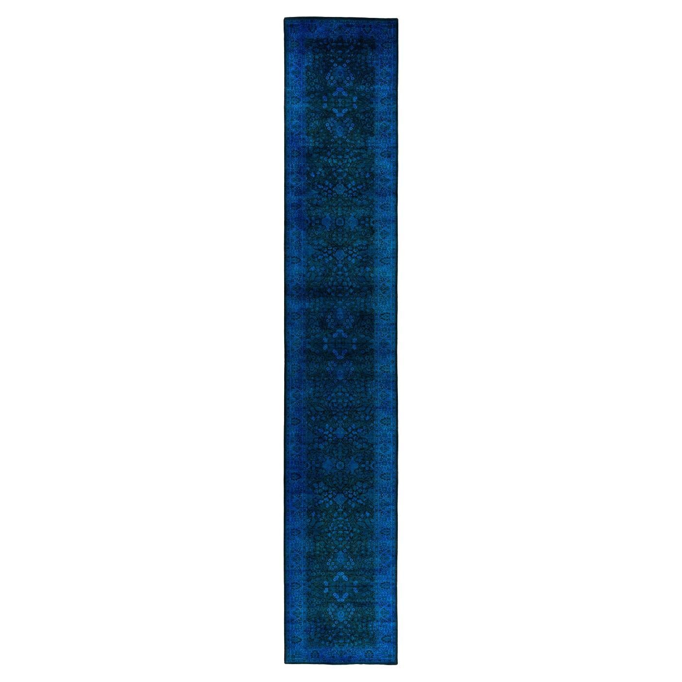 Chemin de table contemporain en laine surteinte nouée à la main, bleu 2' 8" x 16' 5".