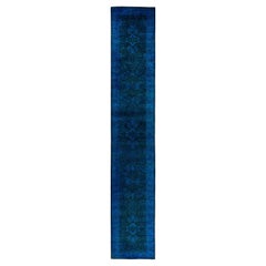Chemin de table contemporain en laine surteinte nouée à la main, bleu 2' 8" x 16' 5".