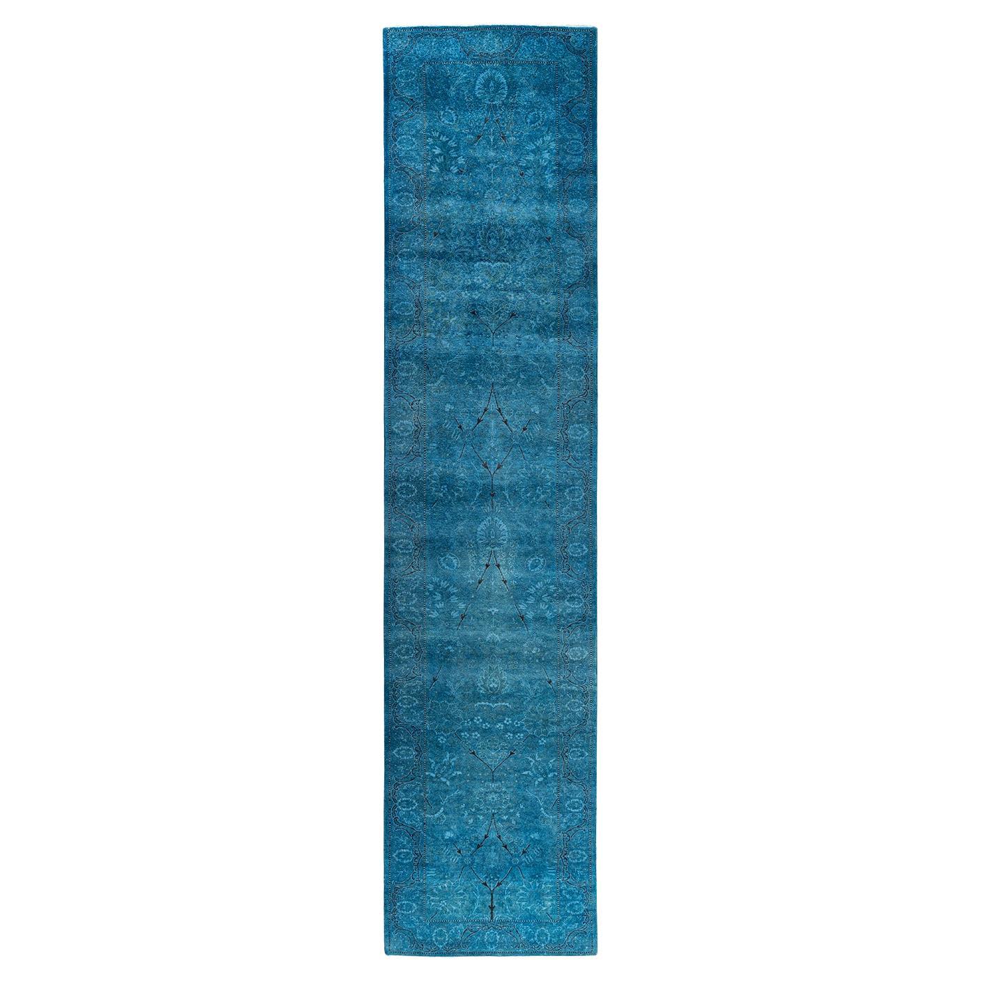 Chemin de table contemporain en laine surteinte nouée à la main, bleu 2' 9" x 12' 4".
