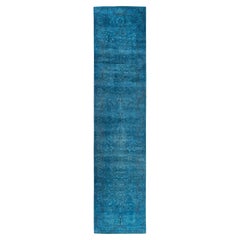 Chemin de table contemporain en laine surteinte nouée à la main, bleu 2' 9" x 12' 4".