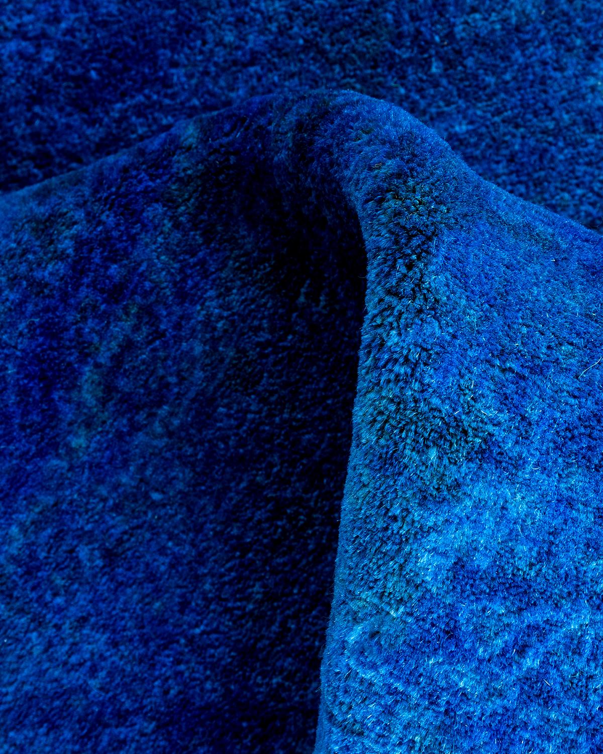 Tapis de course contemporain en laine surteinte nouée à la main, bleu 2' 9