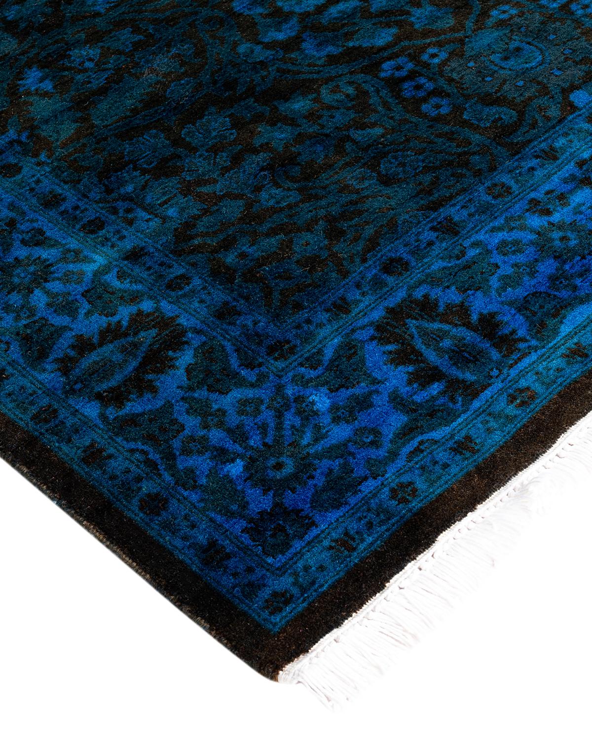 Les tapis Vibrance incarnent le classique avec une touche d'originalité : des motifs traditionnels surteints dans des couleurs éclatantes. Chaque tapis noué à la main est lavé dans une teinture botanique 100 % naturelle qui révèle les nuances