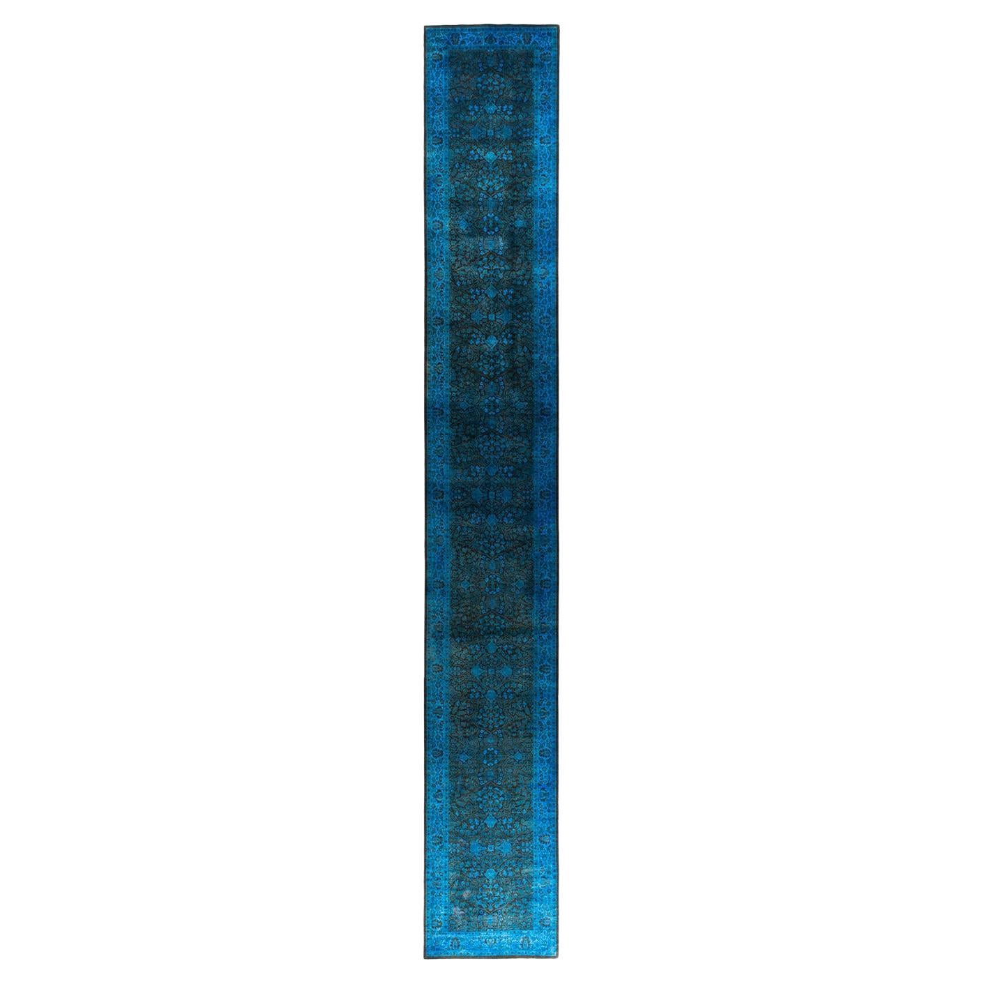 Contemporary Runner in lana blu sovratinto e annodato a mano 3' 2" x 22' 8"