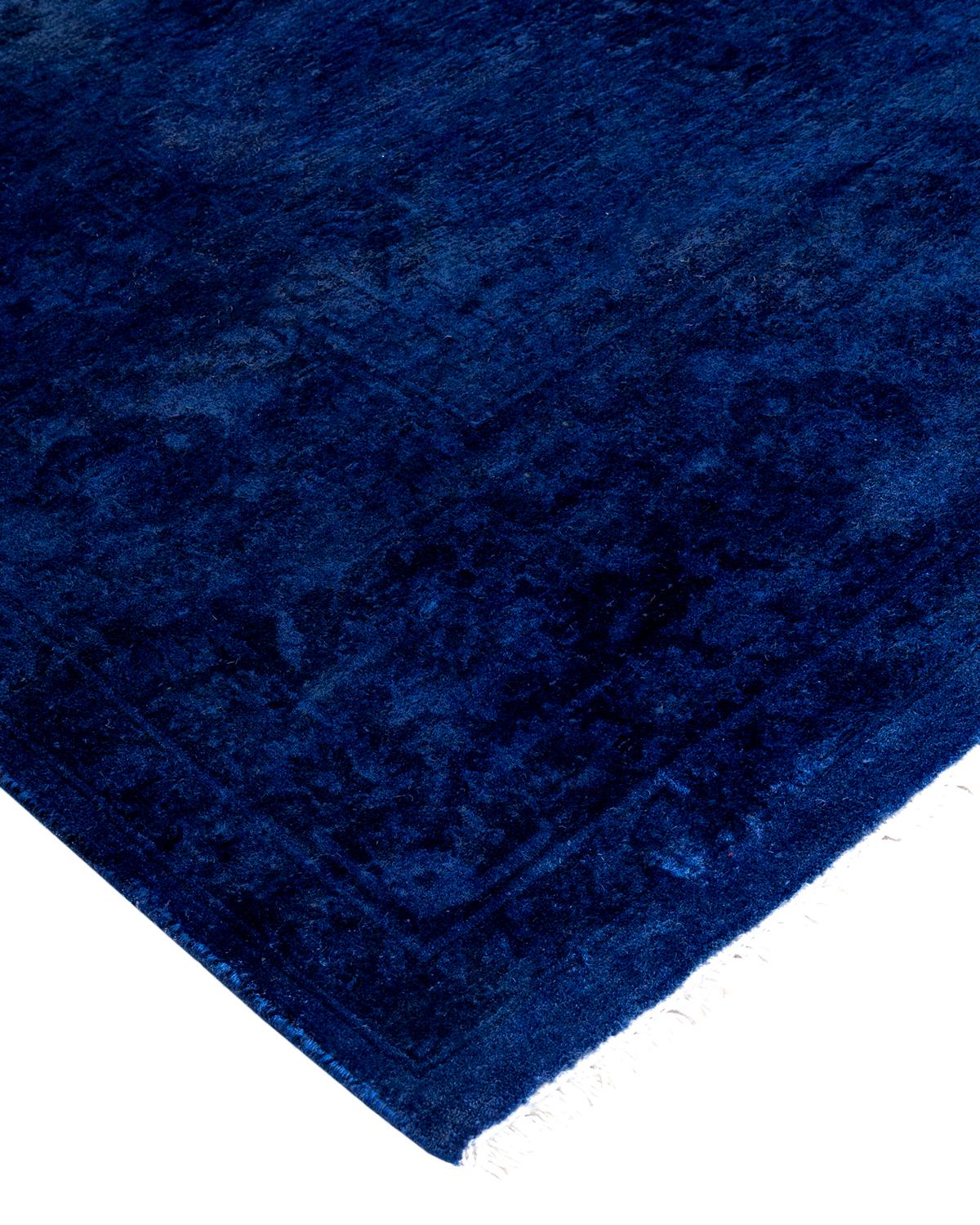 Les tapis Vibrance incarnent le classique avec une touche d'originalité : des motifs traditionnels surteints dans des couleurs éclatantes. Chaque tapis noué à la main est lavé dans une teinture botanique 100 % naturelle qui révèle les nuances