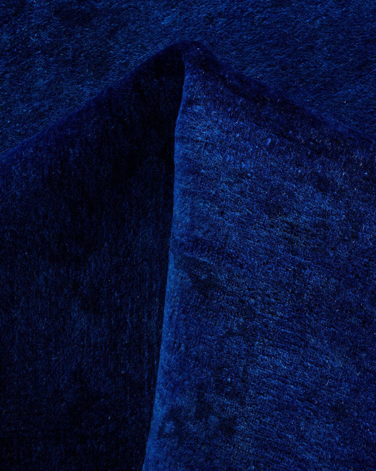 Tapis de course contemporain en laine surteinte nouée à la main de couleur bleue 6' 2