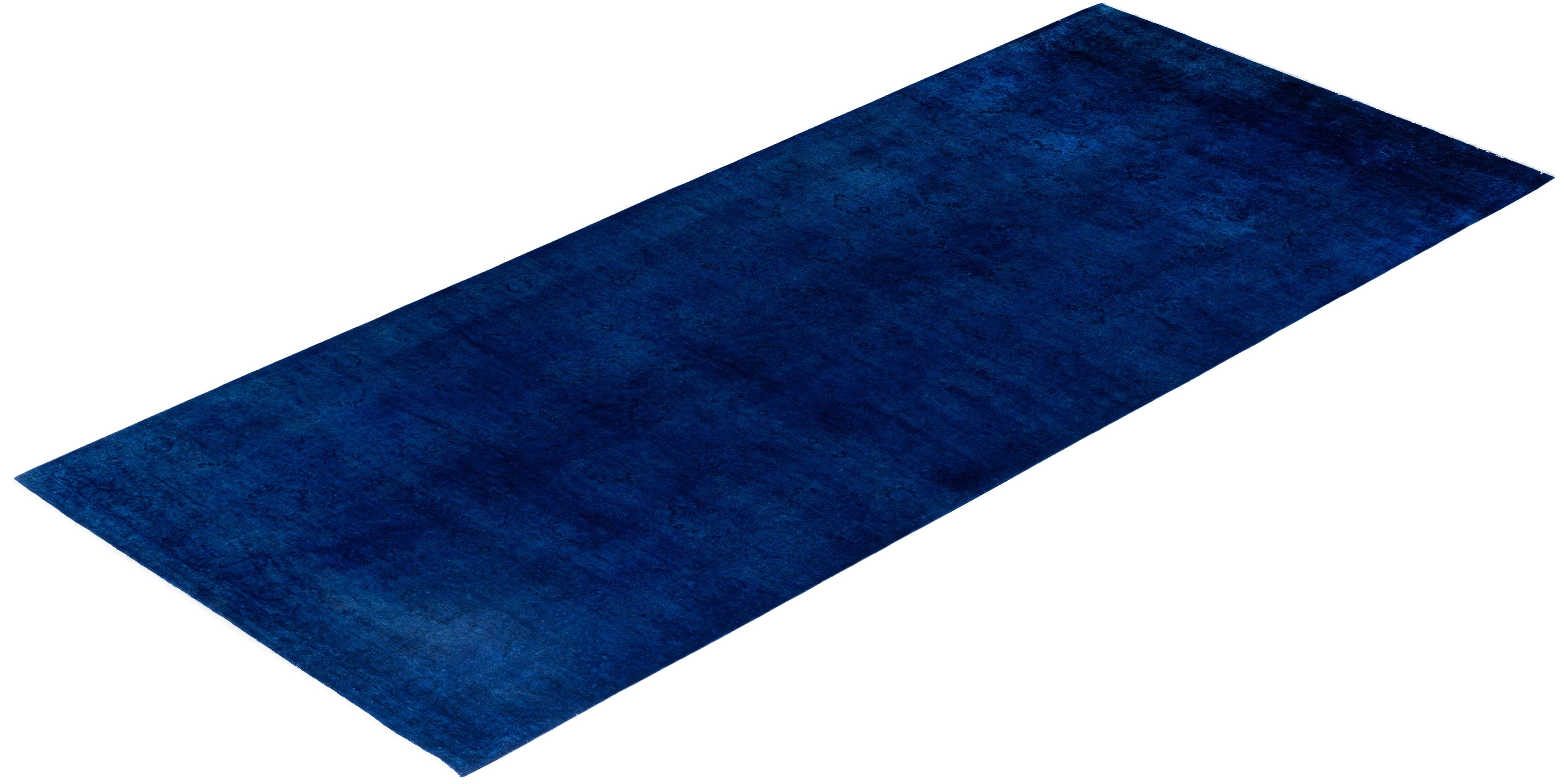 Tapis de course contemporain en laine surteinte nouée à la main de couleur bleue 6' 2