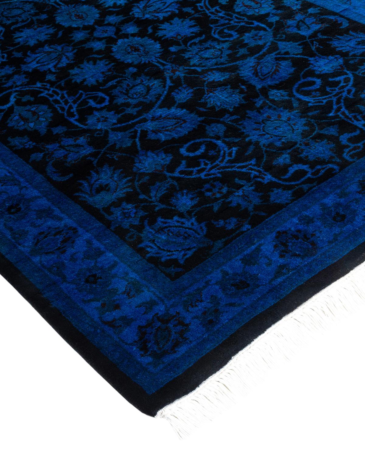 Les tapis Vibrance incarnent le classique avec une touche d'originalité : des motifs traditionnels surteints dans des couleurs éclatantes. Chaque tapis noué à la main est lavé dans une teinture botanique 100 % naturelle qui révèle les nuances